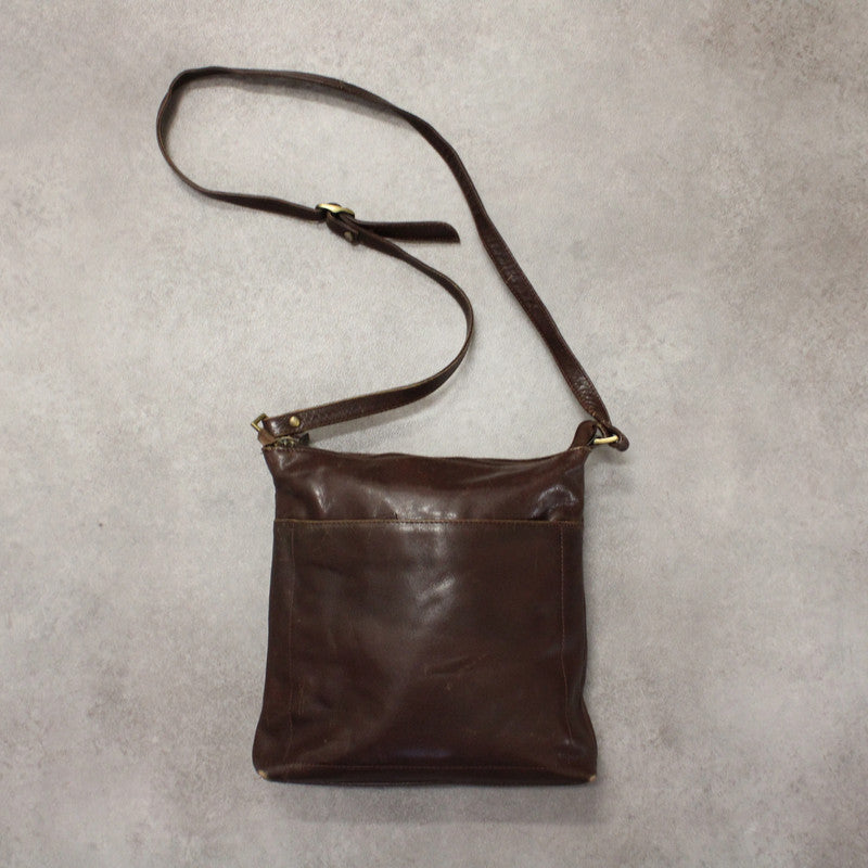 Essentials Schultertasche aus Leder