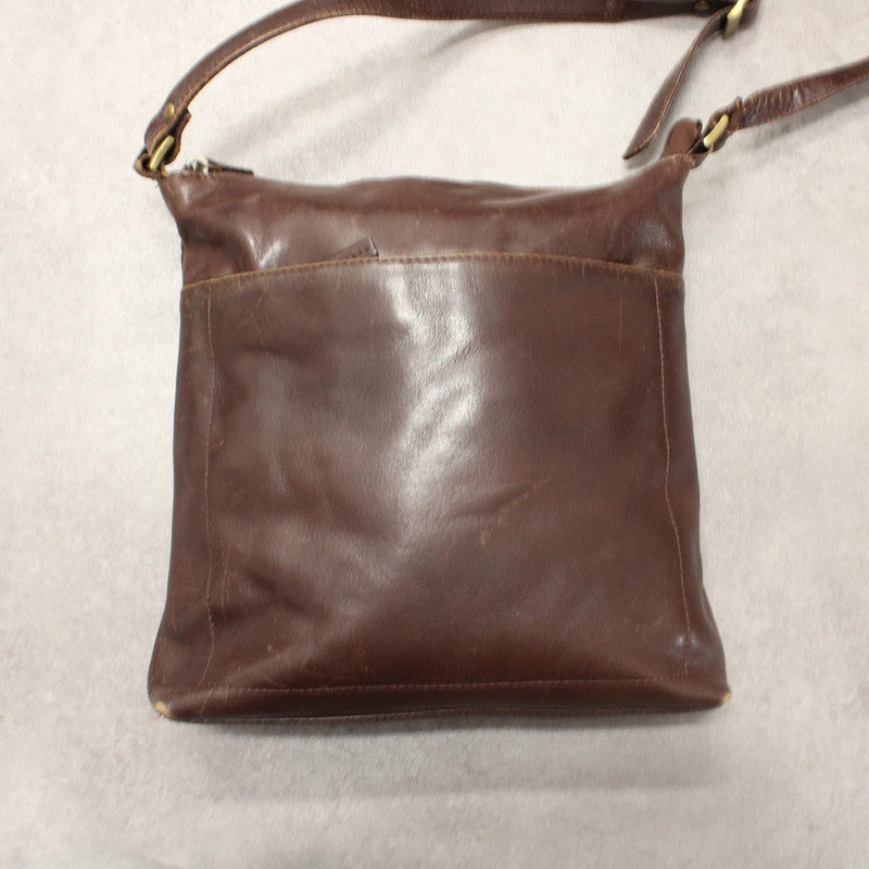 Essentials Schultertasche aus Leder