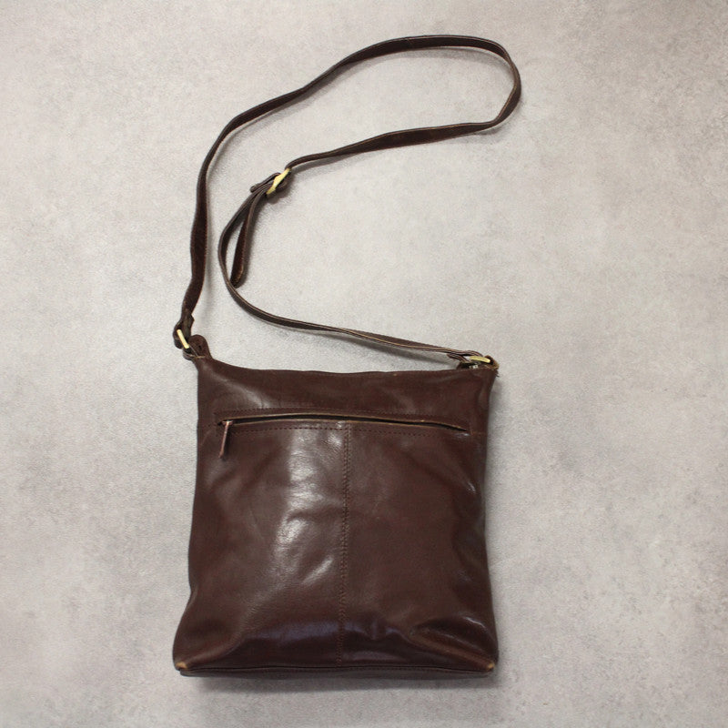 Essentials Schultertasche aus Leder