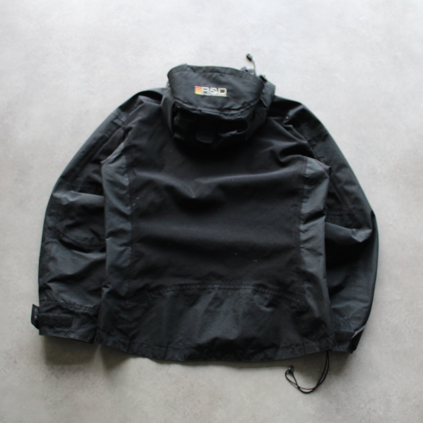 Peak Performance x Gore-Tex Black Outdoor Jacket – Technical Waterproof Design (Man-M)