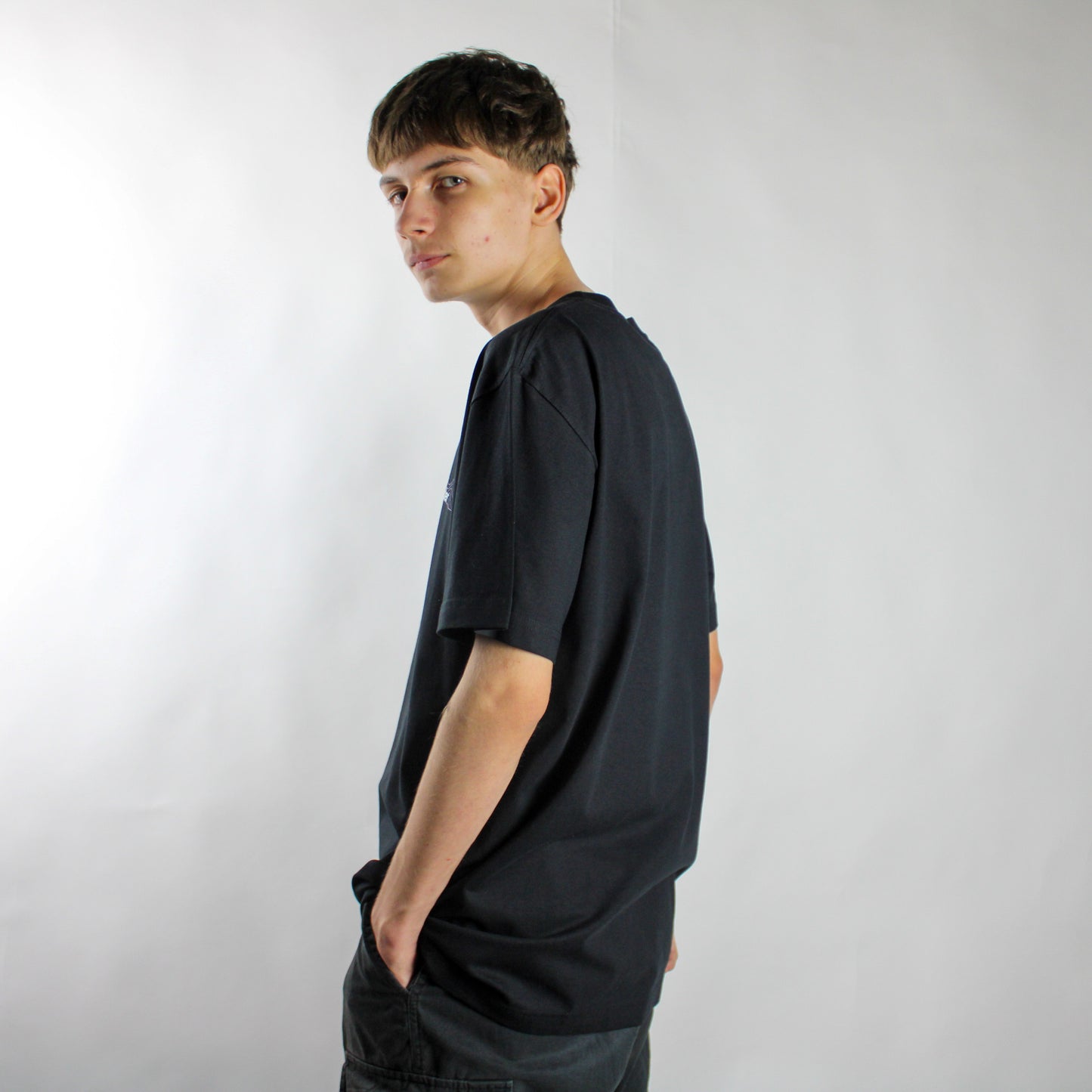Undergrounder – Schwarzes T-Shirt mit kleinem Aufdruck