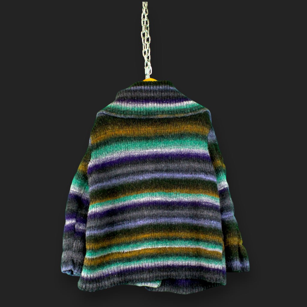 Gestrickter Pullover mit Knöpfen