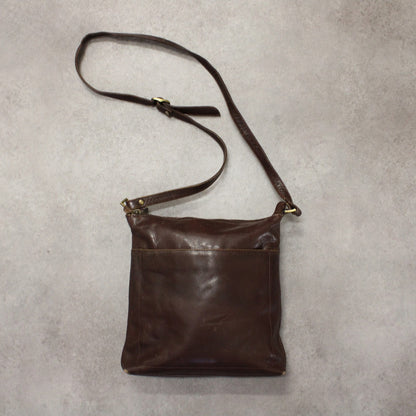 Essentials Schultertasche aus Leder 