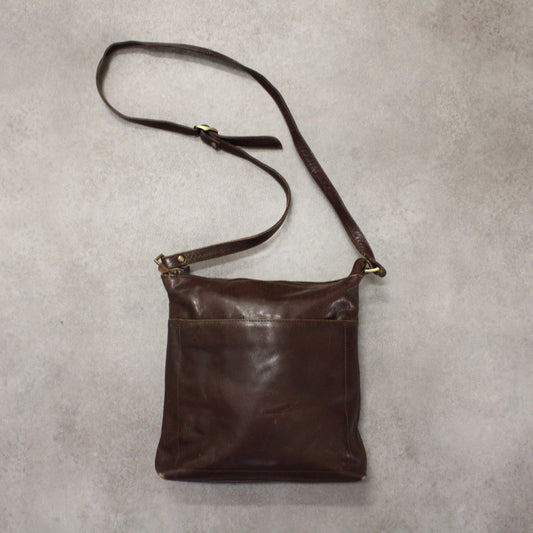 Essentials Schultertasche aus Leder 