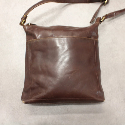 Essentials Schultertasche aus Leder 