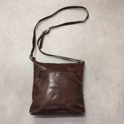 Essentials Schultertasche aus Leder 
