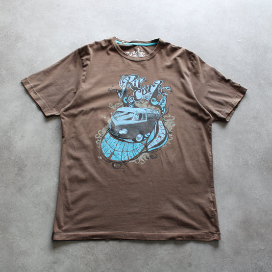 Rip Curl “Road Trip” Graphic Tee – Brown (Man-L)