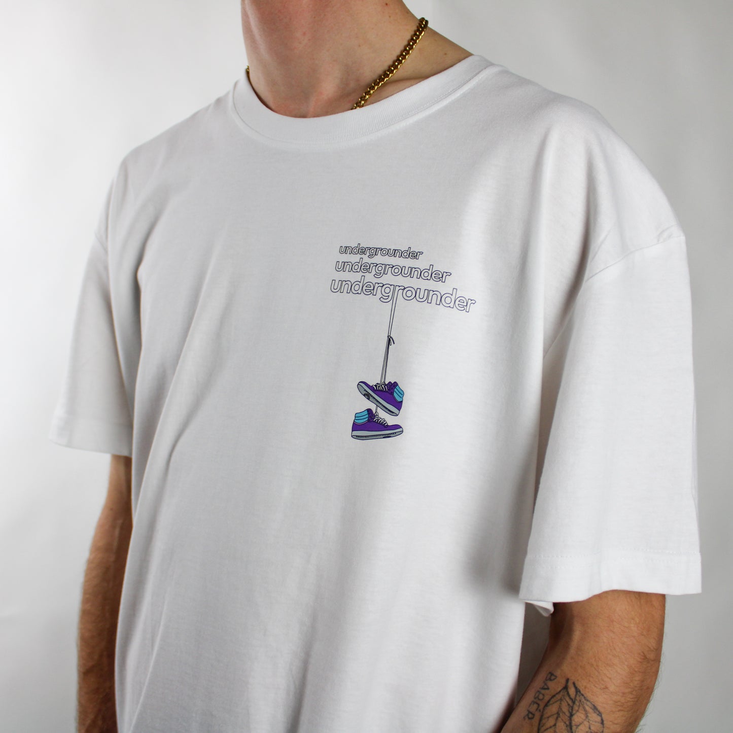 Undergrounder – Weißes T-Shirt mit Rückenaufdruck 
