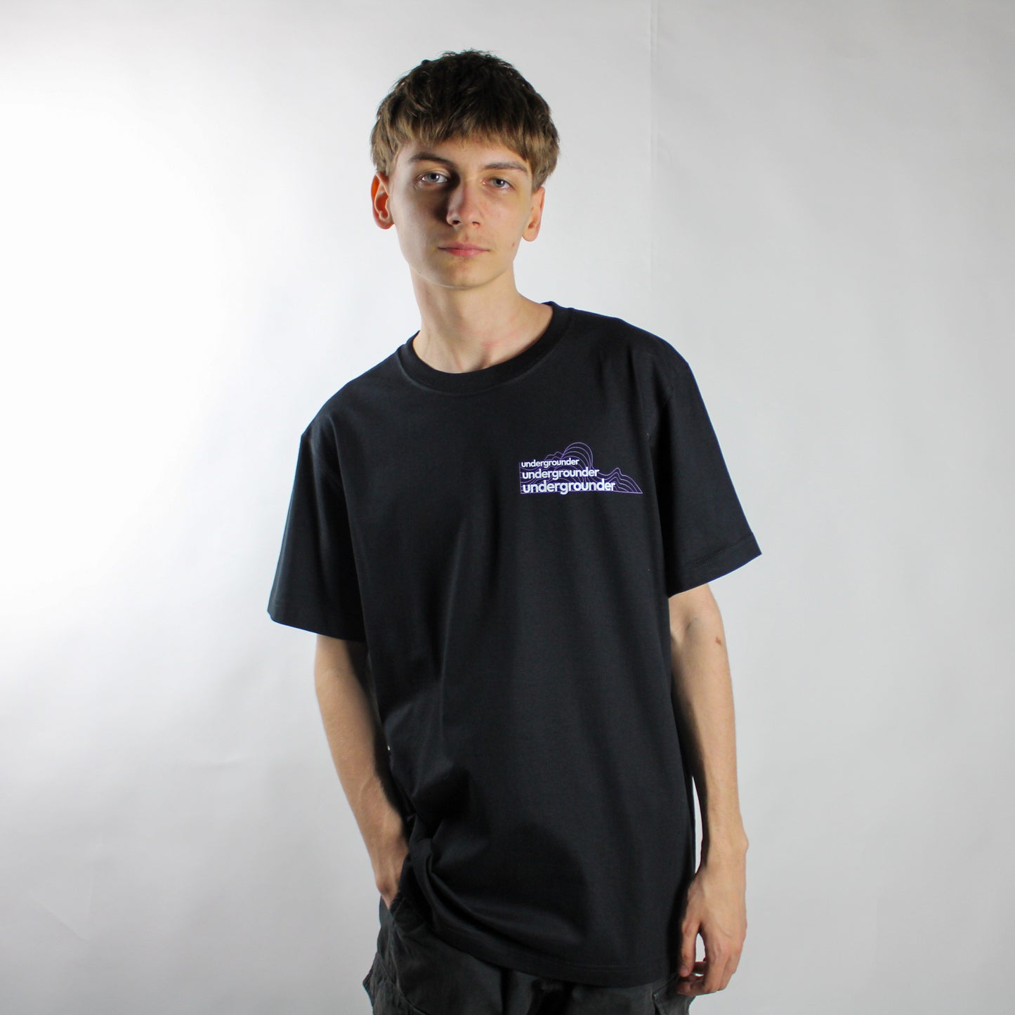 Undergrounder – Schwarzes T-Shirt mit kleinem Aufdruck 