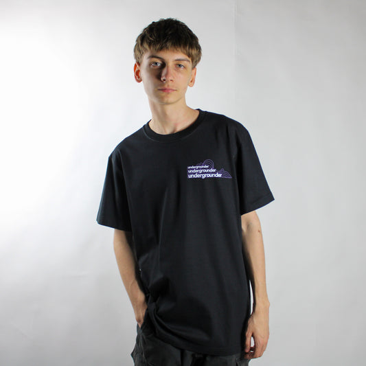 Undergrounder – Schwarzes T-Shirt mit kleinem Aufdruck 