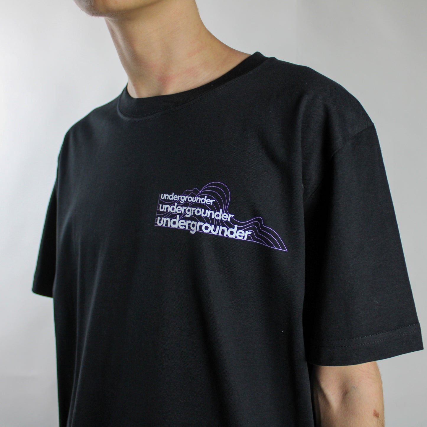 Undergrounder – Schwarzes T-Shirt mit kleinem Aufdruck 