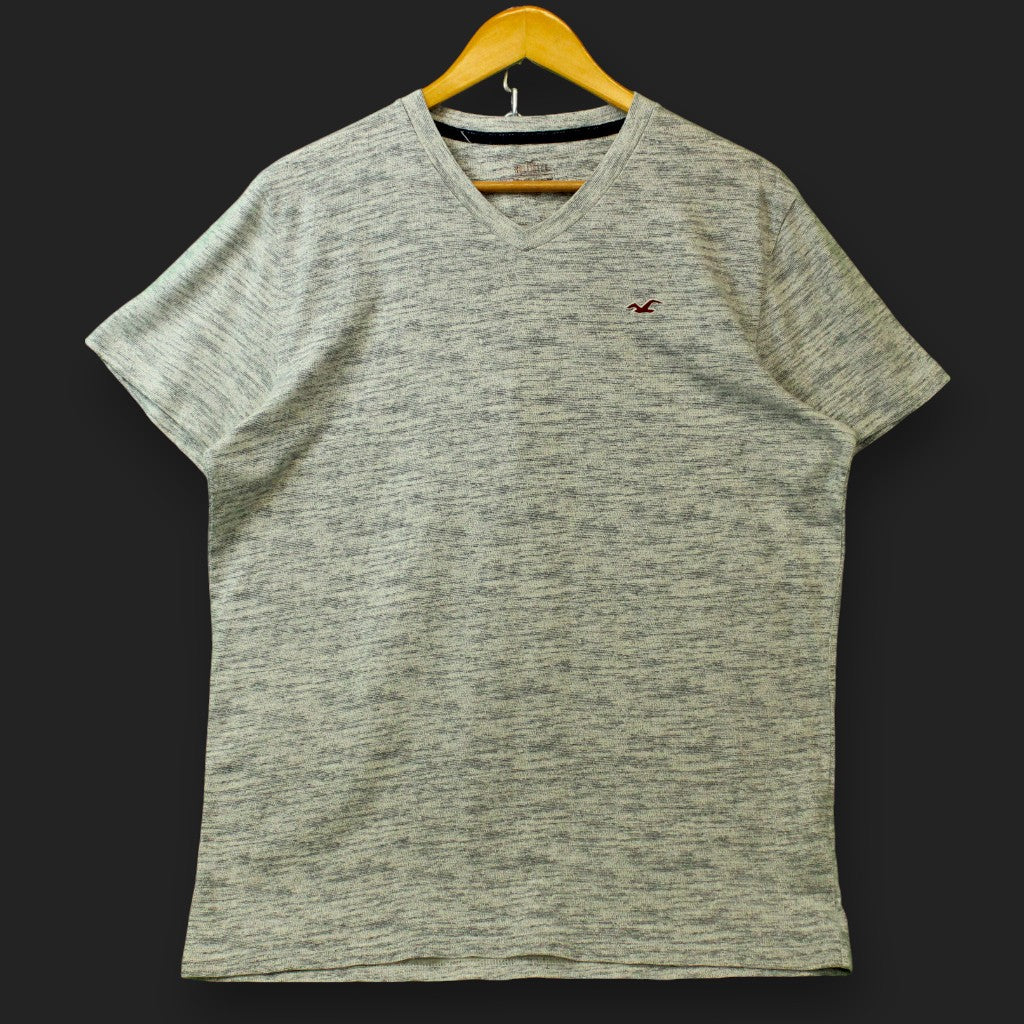 Hollister – T-Shirt mit V-Ausschnitt
