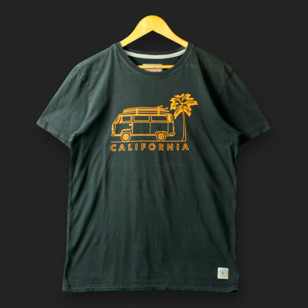 Es gibt ein Kalifornien T-Shirt