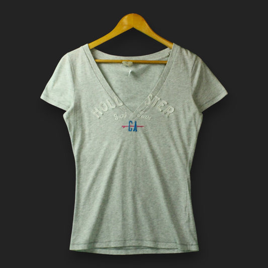 Hollister – T-Shirt mit V-Ausschnitt
