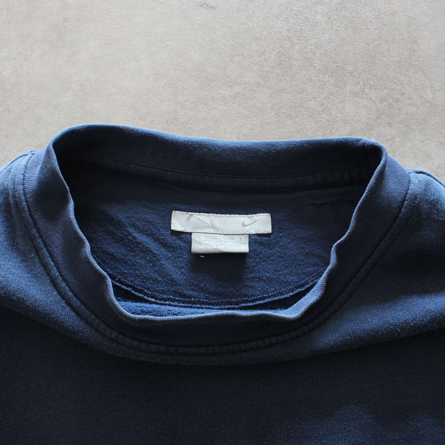 Nike Vintage Small Embroidered Logo Crewneck – Navy (Man-XL)