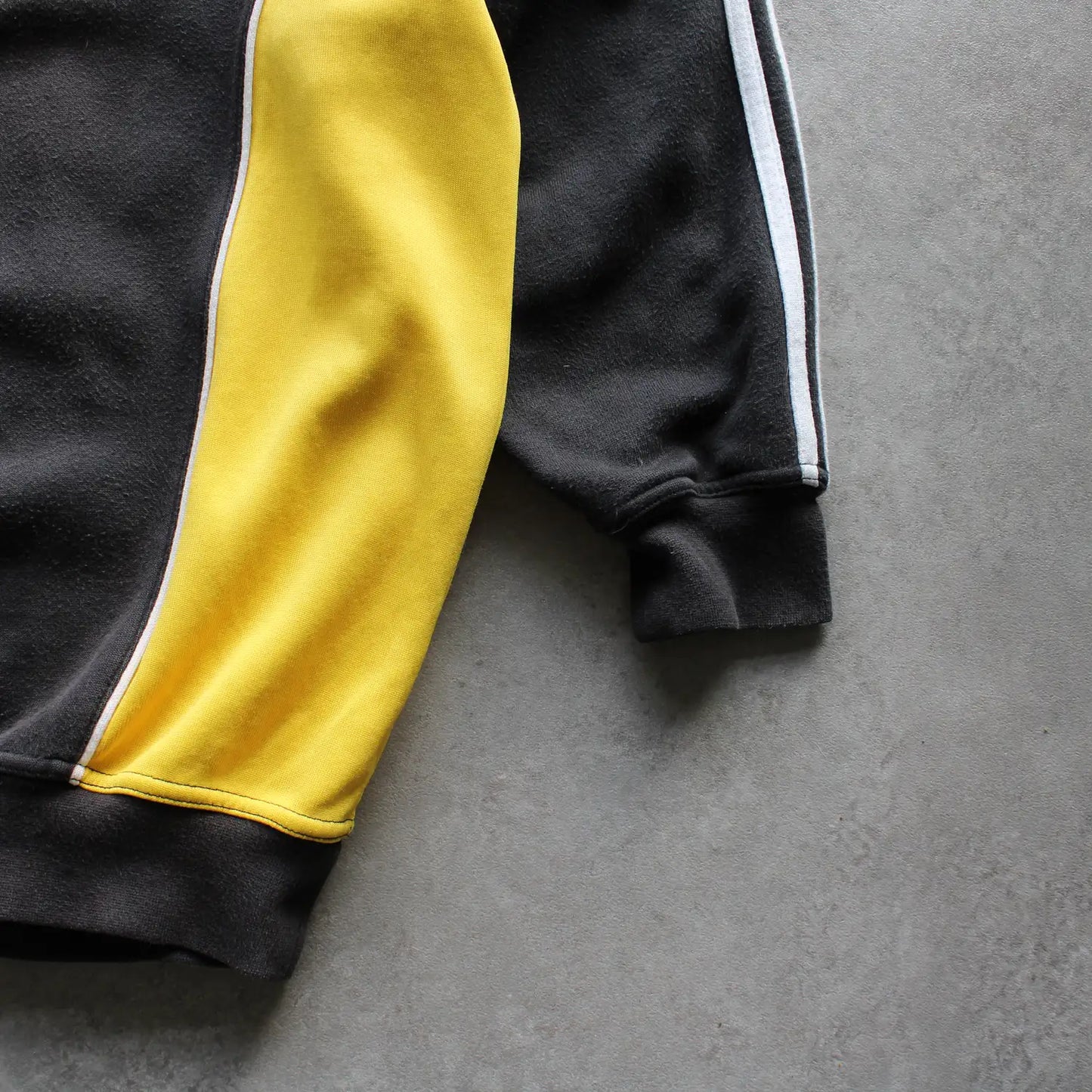 Adidas Embroidered Two-Tone Sweatshirt – Black/Yellow (Man-L)