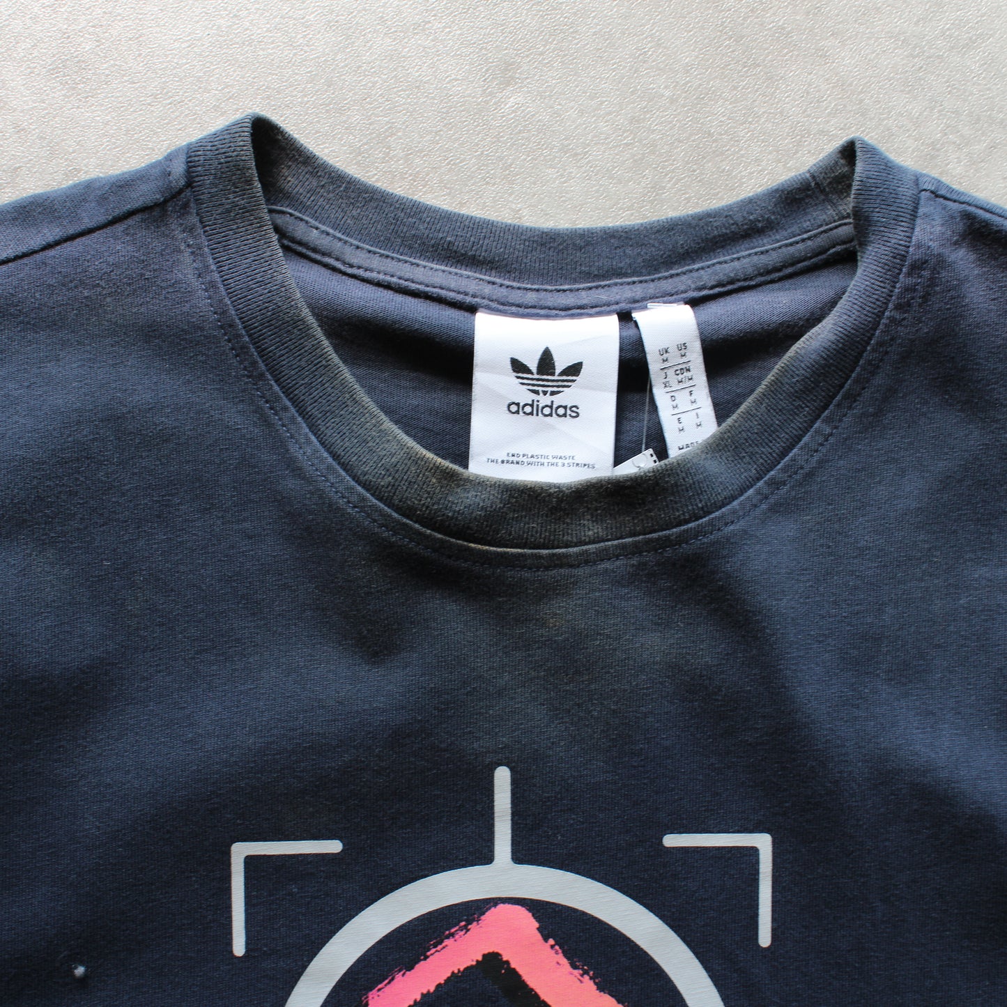 Adidas bedrucktes T-Shirt (Herren – M) [ENTDECKT]