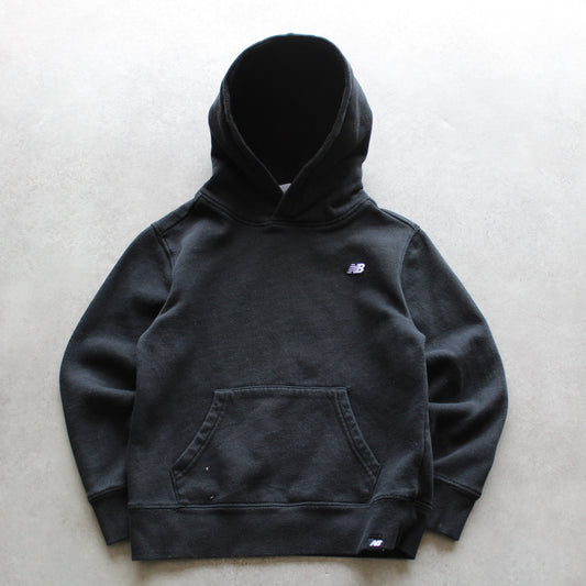 New Balance Hoodie mit kleinem bestickten Logo (Kind - 128 cm)