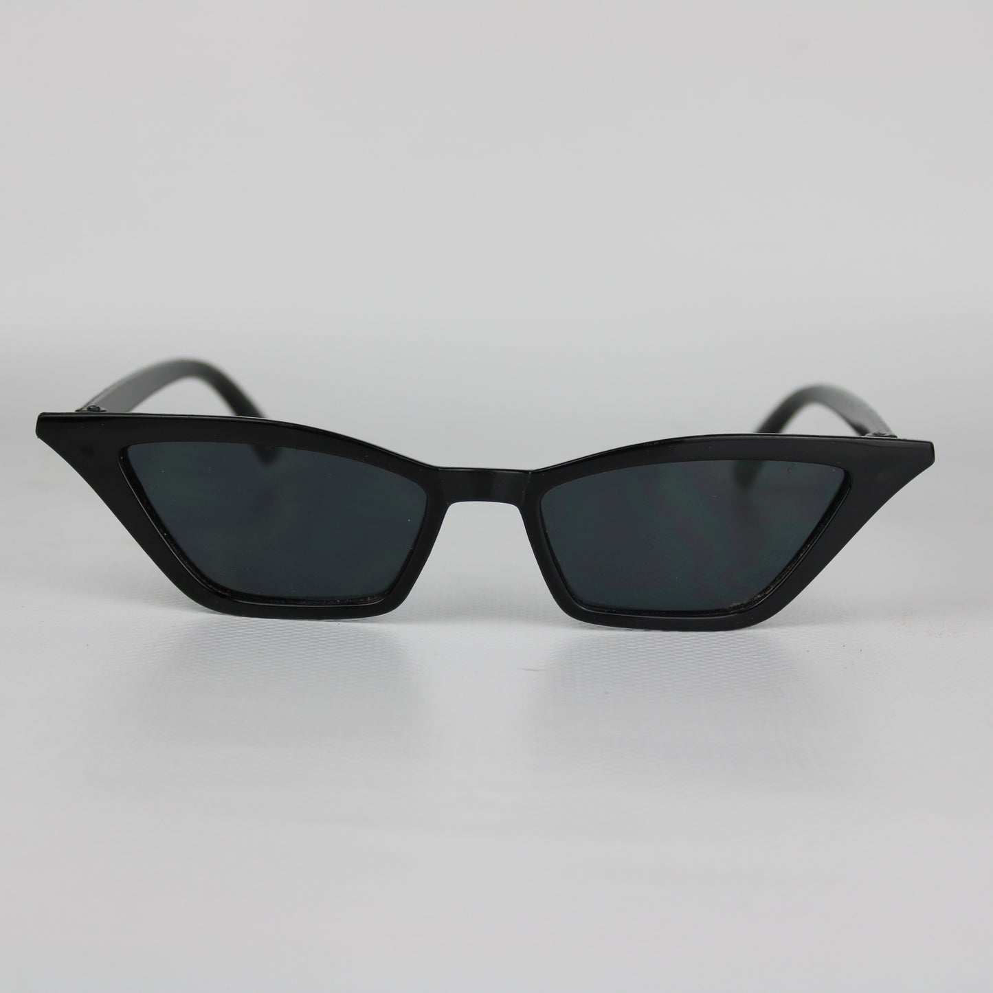 Black Cat-Eye Sunglasses – Sharp Retro Look