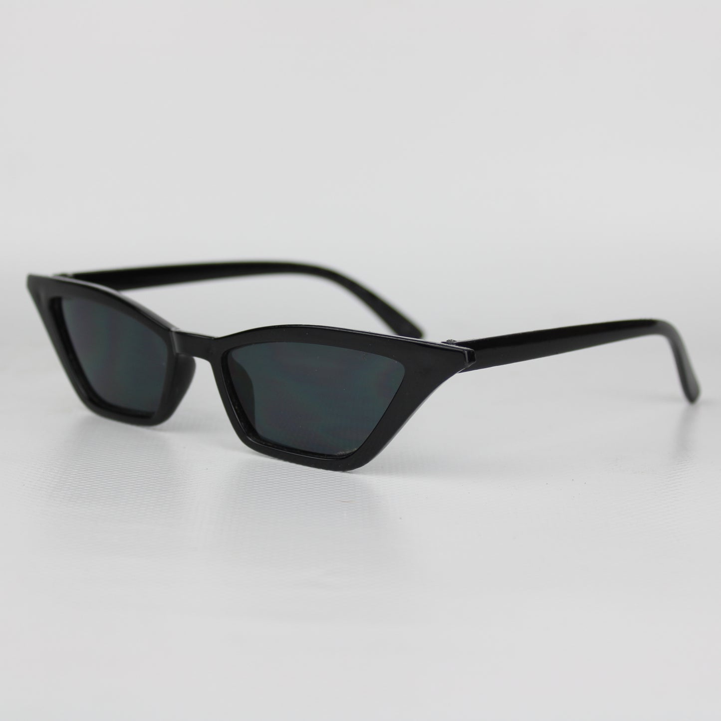 Black Cat-Eye Sunglasses – Sharp Retro Look