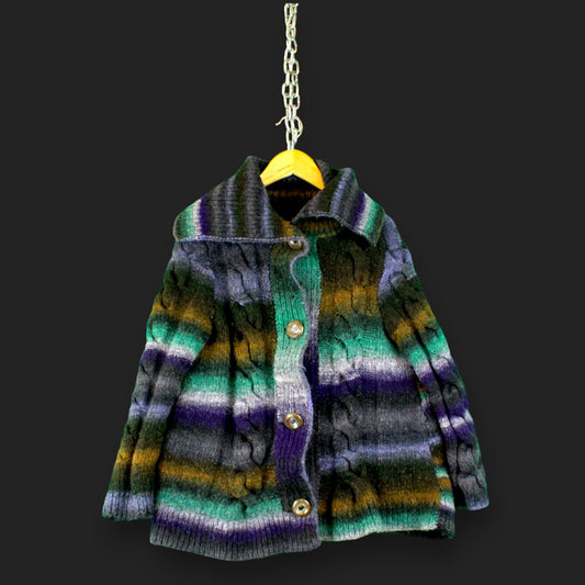 Gestrickter Pullover mit Knöpfen