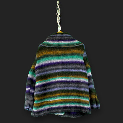 Gestrickter Pullover mit Knöpfen